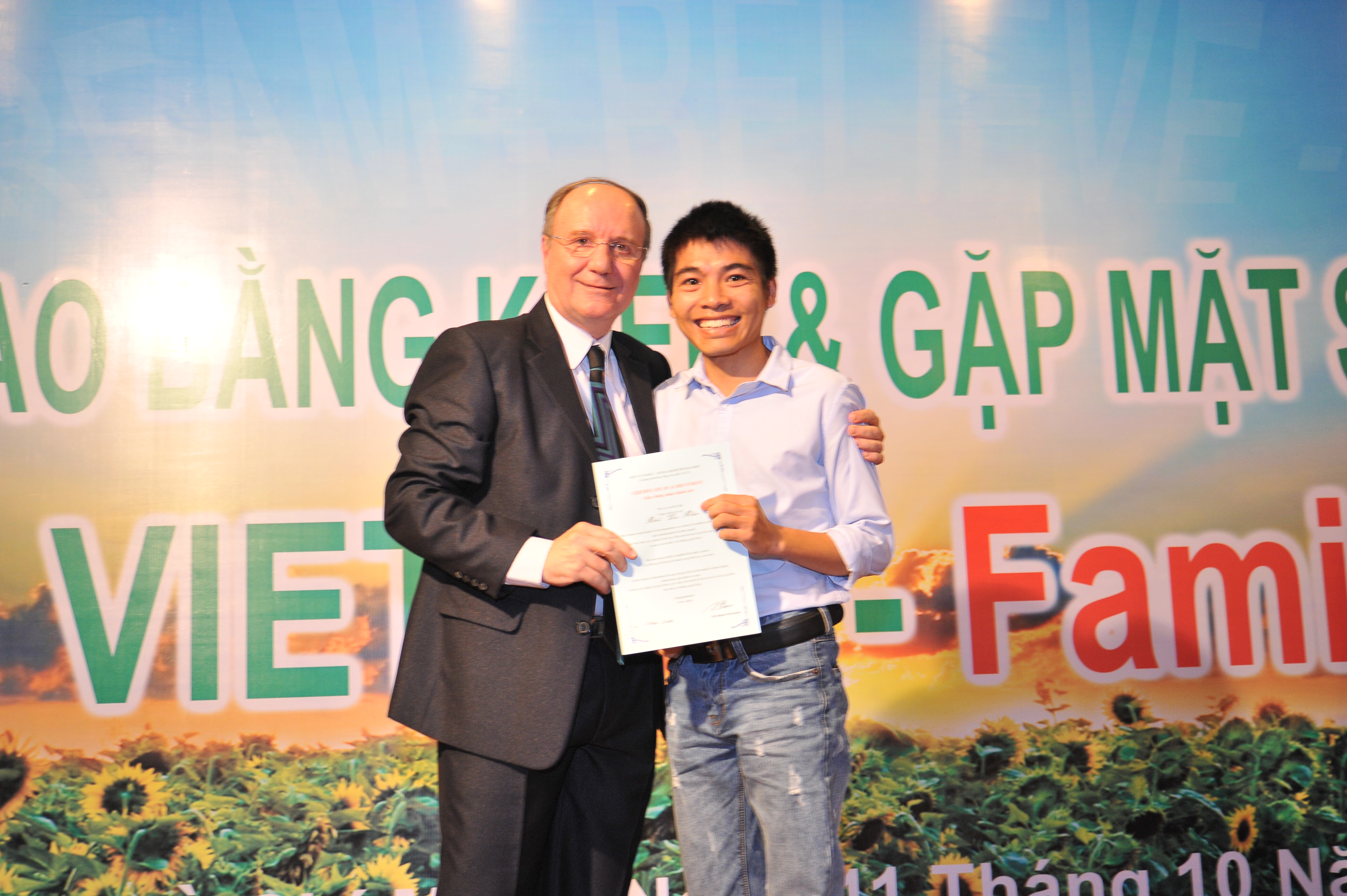 Thành viên Viet Uc Family - bỏ phố về quê khởi nghiệp, tạo việc làm và bao tiêu sản phẩm nông dân địa phương